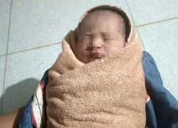 Phát hiện bé gái sơ sinh quấn trong tấm vải dưới gốc cây