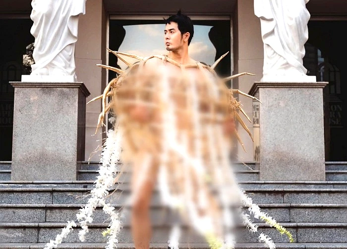 Tranh cãi người mẫu Dương Mạc Anh Quân mặc phản cảm tạo dáng trước Nhà hát TPHCM