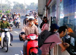 Người dân lỉnh kỉnh đồ đạc rời TP.HCM ngày đầu năm mới