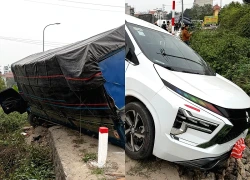 Tai nạn liên hoàn 4 ô tô ở Hà Nội, 3 xe biến dạng