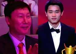 Bắt trọn ánh mắt rưng rưng tự hào của HLV Kim Sang-sik khi Đình Bắc, Khuất Văn Khang được vinh danh