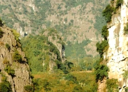 Khách Tây thích thú nướng gà, làm chả thịt giữa thung lũng ở Ninh Bình