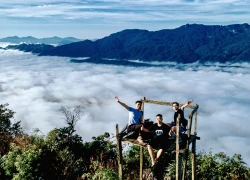 Mộc Châu: Chạm tay vào biển mây trên đỉnh Mu Náu cao vút