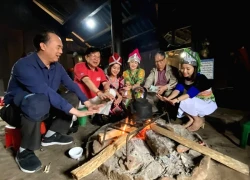 Tết năm ấy, mẹ đun nồi nước lá thơm lừng, cả nhà 'tắm tất niên'