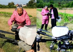 Bà ngoại 82 tuổi gây sốt mạng Trung Quốc với kỹ năng điều khiển drone nông nghiệp và bán hàng livestream