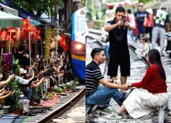 Báo Tây nói về tương lai bỏ ngỏ của phố cà phê đường tàu Hà Nội