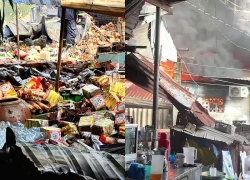 Cháy dãy nhà trong chợ ở TP HCM