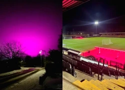 Bầu trời chuyển sang màu hồng kỳ lạ khiến cả thị trấn kinh ngạc