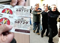 Cả làng cùng trúng số độc đắc bỗng thù địch lẫn nhau vì lý do không ai ngờ