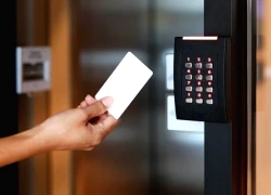 Chiếc thẻ ra vào chung cư làm lộ bí mật ngoại tình của vợ tôi