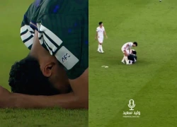 Đẹp hơn cả chiến thắng: Đình Bắc cùng dàn sao U23 Việt Nam chụm đầu an ủi đội trưởng Saudi Arabia đang khóc nức nở