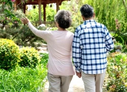 Gửi đều đặn 10 triệu đồng mỗi tháng, tôi chết lặng khi thấy cuộc sống ở nhà của bố mẹ