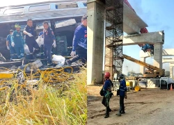 Hiện trường vụ cần cẩu rơi trúng tàu hỏa Thái Lan