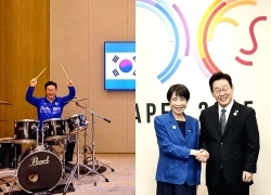 Thủ tướng Nhật Bản hướng dẫn Tổng thống Hàn Quốc chơi trống