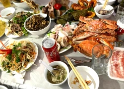 Cầm 300 nghìn mừng cưới bạn, cô gái vội đổi phong bì khi thấy mâm cỗ