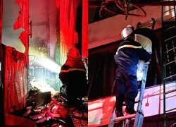 Cháy lớn lúc nửa đêm ở Minh Khai, cảnh sát Hà Nội giải cứu kịp thời người mắc kẹt