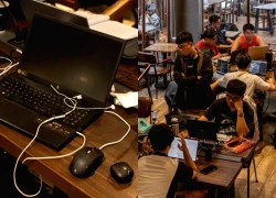 Khách đi ăn, la liệt laptop nằm 'giữ chỗ' trong quán cà phê TP.HCM