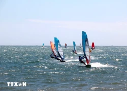 Mũi Né vào mùa cao điểm lướt ván diều hấp dẫn khách quốc tế