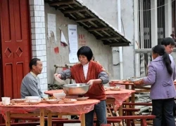 Cỗ mừng thọ 30 mâm, cả làng không một ai đến: Cái giá của sự thờ ơ với xóm giềng