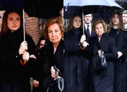 Hai nàng công chúa Tây Ban Nha gây xúc động khi làm "điểm tựa" cho bà nội