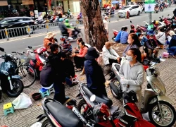 Mẹ chồng U70 xếp hàng mua vàng từ 5h, nói điều khiến con dâu nghẹn lòng