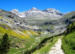 Cảnh quan tráng lệ ở nơi có khối núi đá vôi cao nhất châu Âu