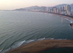 Cồn cát lạ xuất hiện ở cửa biển Nha Trang thu hút du khách tham quan