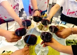 Đi họp lớp 40 năm, bố chồng mang về một chiếc vòng vàng khiến mẹ chồng nghẹn đắng