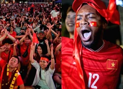 Du khách hò hét khản cổ, phố đi bộ ở TP.HCM vỡ òa vì U23 Việt Nam