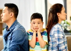 Giật mình khi con đòi tiền công đổ rác, vợ lại khen con 'hiểu giá trị lao động'