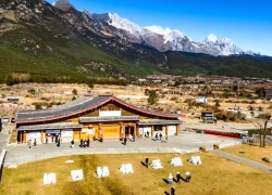 Khám phá ngôi làng đá dưới chân núi tuyết hút khách bậc nhất Vân Nam