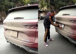 Bùn che kín biển số ôtô, tài xế bị phạt 23 triệu đồng