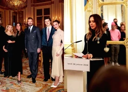Đại gia đình Beckham xuất hiện giữa sóng gió, chúc mừng Victoria nhận giải