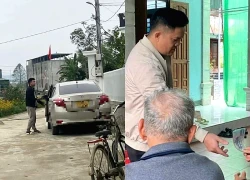 Kẻ lạ mặt đến nhà dân tặng quà miễn phí, người nhận lại mất tiền