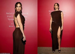 Ca sĩ Jennifer Lopez mặc váy xẻ trước hở sau khi đi tiệc từ thiện
