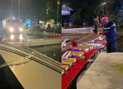 Mưa lớn kèm gió mạnh làm cổng chào bằng thép ở TP.HCM đổ sập giữa đường