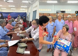 Gần 100 người cao tuổi, trẻ em được khám bệnh miễn phí, nhận quà