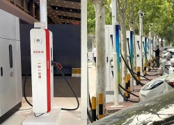 Phát triển hệ thống sạc không dây hiệu suất cao cho xe năng lượng mới