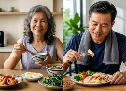 Sau tuổi 70 nên ăn bao nhiêu protein để giữ cơ và không hại thận?