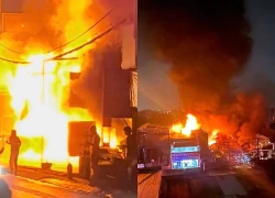 TPHCM: Cháy dữ dội cửa hàng xe máy sau tiếng nổ lớn, lan sang 2 nhà kế bên