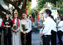 Nghệ sĩ mang hoa trắng tham dự lễ viếng đưa 731 hài cốt liệt sĩ về nơi an nghỉ