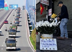 Tình người Sài Gòn ngày tiễn 731 liệt sĩ: Tặng hoa trắng, nhường sân 2 bên đường