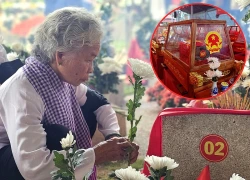 Xúc động khoảnh khắc vợ liệt sĩ Huỳnh Văn Quên lần đầu tiên viếng mộ chồng