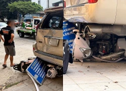 Ô tô Prado lùi trên đường Hà Nội, cuốn xe máy chở 2 phụ nữ vào gầm