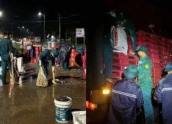 Xe tải ôm cua, hàng chục thùng bia đổ xuống vòng xoay ở TPHCM
