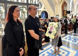 Con gái đau buồn ôm di ảnh, Hồng Ánh tiễn đạo diễn 'Đất phương Nam'