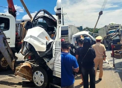 Xe tập lái va chạm xe đầu kéo trên đường Hồ Chí Minh, học viên tử vong