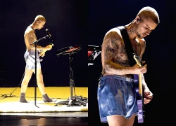 Justin Bieber gây sốc, cởi trần mặc quần đùi, “náo loạn” sân khấu Grammy 2026