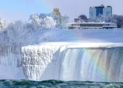 Thác Niagara đóng băng: Kỳ quan mùa đông hút khách tại biên giới Mỹ - Canada