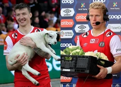 Giải bóng đá "độc lạ": Ai đời cầu thủ xuất sắc nhất trận đấu lại được tặng trứng, cà rốt và củi khô thế này!